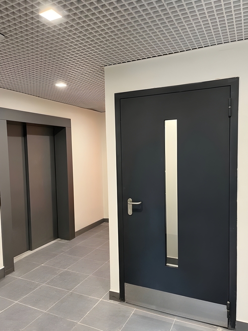 Дверь с отбойником Дверь с отбойником