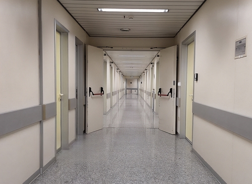 Дверь в коридоре мед. центра Дверь в коридоре мед. центра