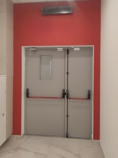 Дверь с ручками push-bar Дверь с ручками push-bar