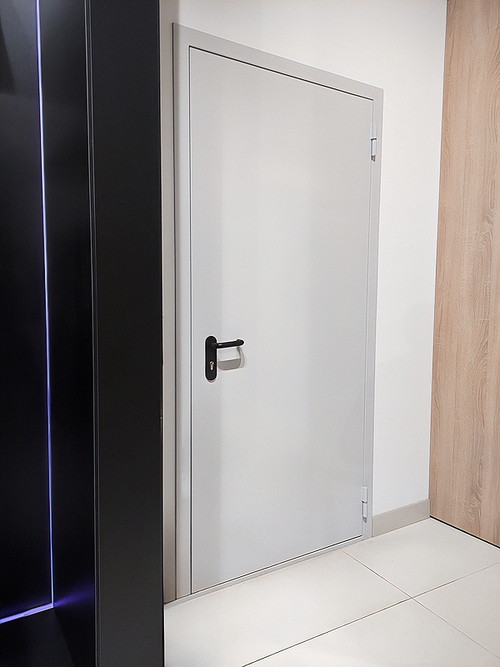 Дверь в комнату персонала Дверь в комнату персонала