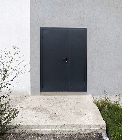 Полуторная темно-серая дверь Полуторная темно-серая дверь