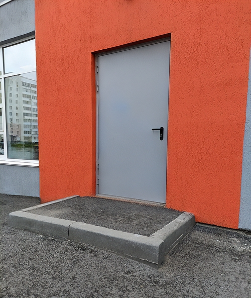 Дверь на уличном выходе Дверь на уличном выходе