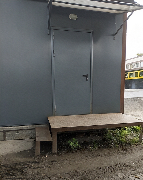 Дверь на запасном выходе Дверь на запасном выходе