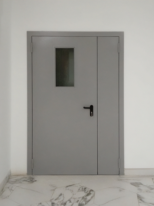 Остекленная серая дверь Остекленная серая дверь