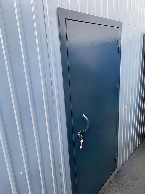 Дверь с ручкой-скобой Дверь с ручкой-скобой