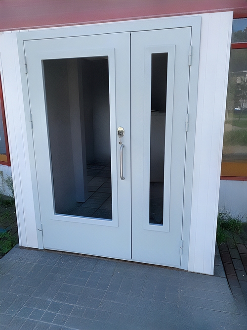 Техническая дверь с остеклением Техническая дверь с остеклением