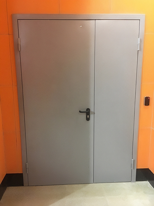 Полуторная серая дверь Полуторная серая дверь