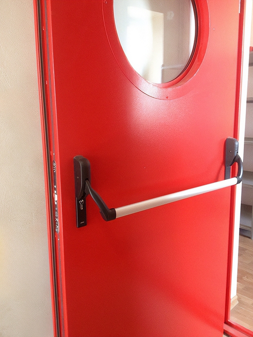 Красная дверь с круглым окном Красная дверь с круглым окном