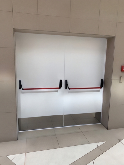 Двустворчатая дверь на запасном выходе Двустворчатая дверь на запасном выходе