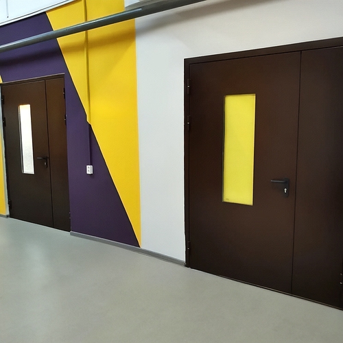 Коричневые остекленные двери Коричневые остекленные двери