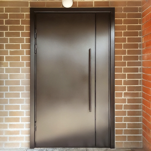 Коричневая дверь с ручкой-скобой Коричневая дверь с ручкой-скобой