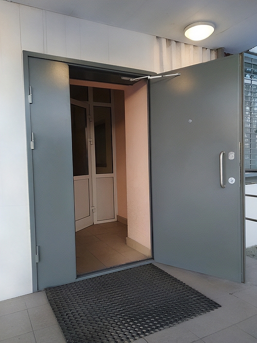 Подъездная серая дверь Подъездная серая дверь