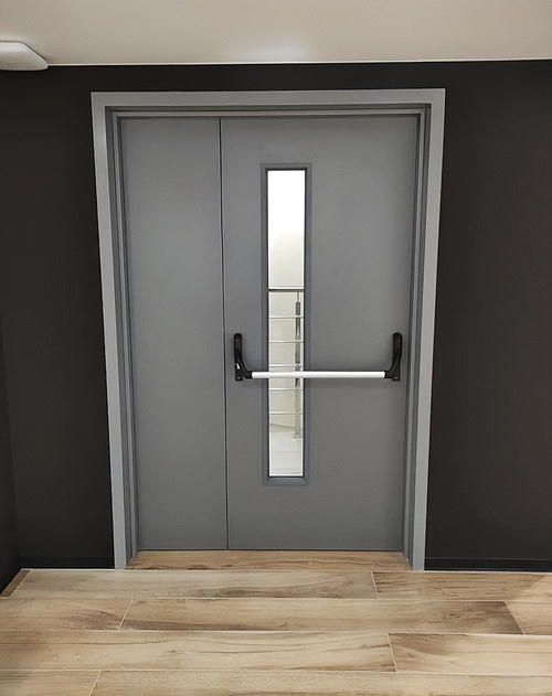 С узким стеклом и ручкой антипаника С узким стеклом и ручкой антипаника