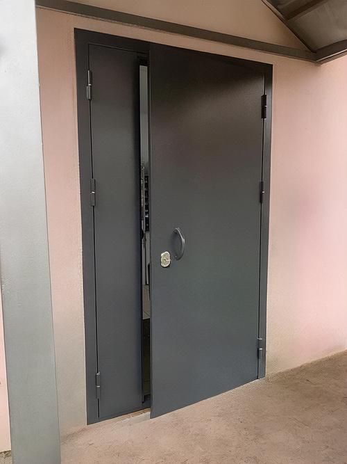 Темно-серая дверь в подъезд Темно-серая дверь в подъезд