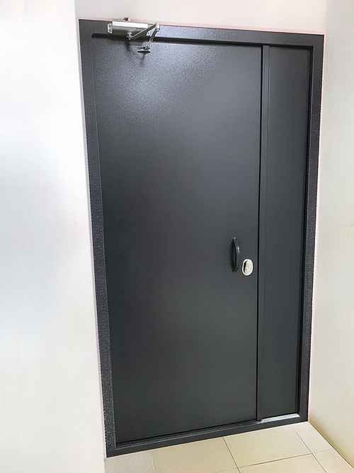 Темно-серая дверь в подъезд Темно-серая дверь в подъезд