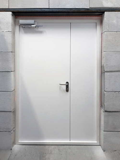 Дверь с доводчиком Дверь с доводчиком