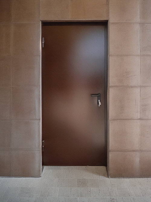 Коричневая глухая дверь Коричневая глухая дверь