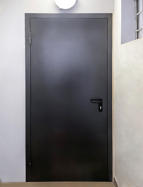 Огнестойкая дверь темно-серого цвета Огнестойкая дверь темно-серого цвета