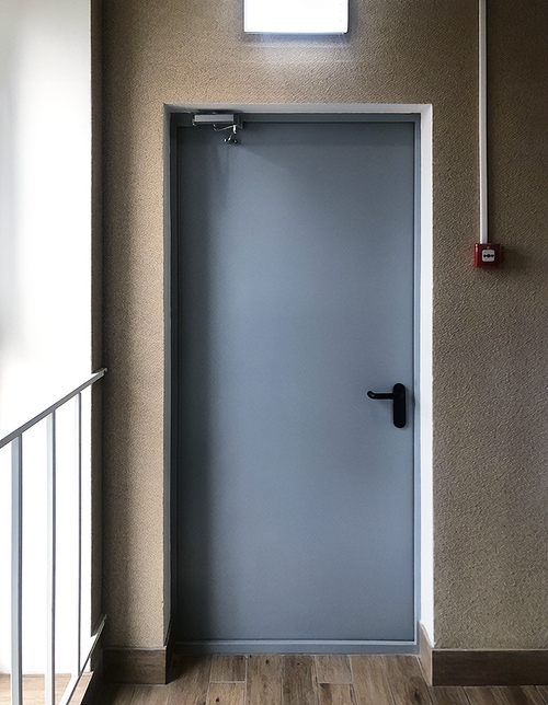 Дверь с доводчиком Дверь с доводчиком