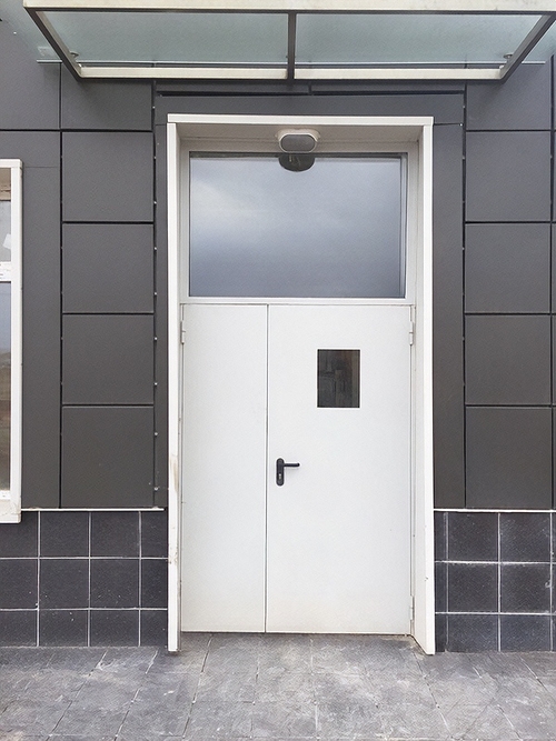 Дверь с остеклением Дверь с остеклением