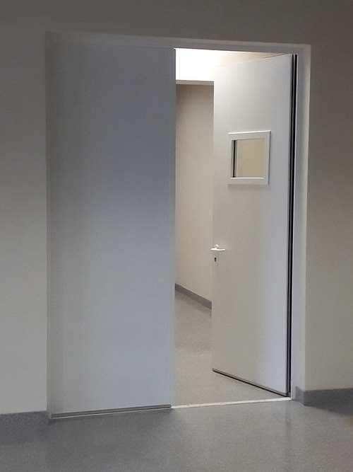 Белая дверь с окном Белая дверь с окном