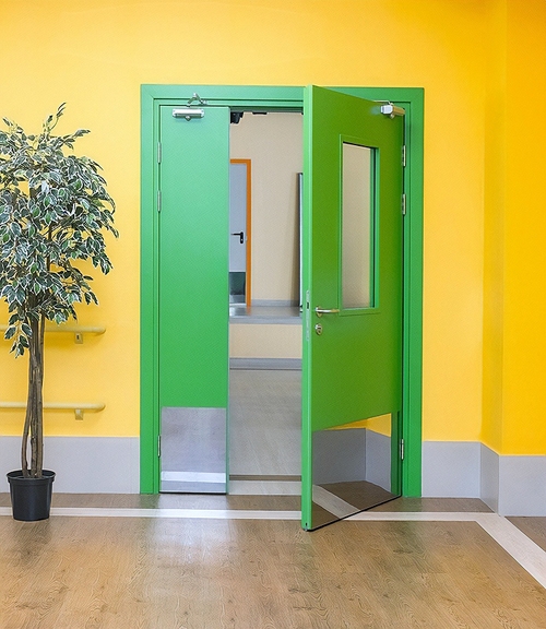 Зеленая техническая дверь Зеленая техническая дверь