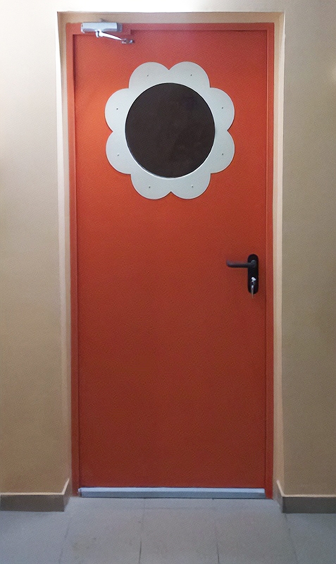 Дверь с круглым стеклом Дверь с круглым стеклом