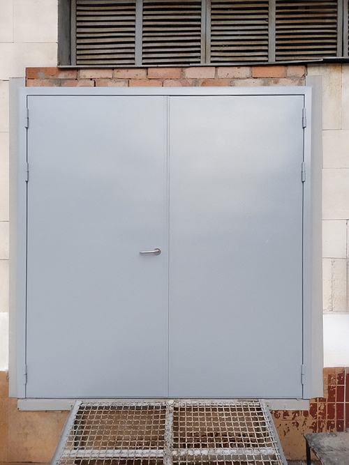 Двустворчатая стальная дверь Двустворчатая стальная дверь