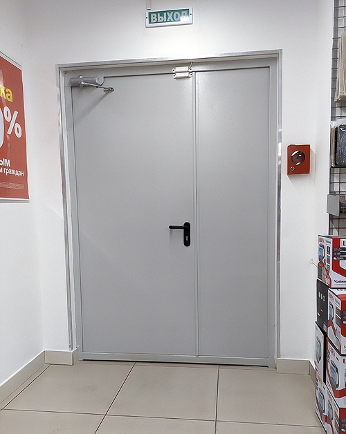 Полуторная дверь в магазине Полуторная дверь в магазине