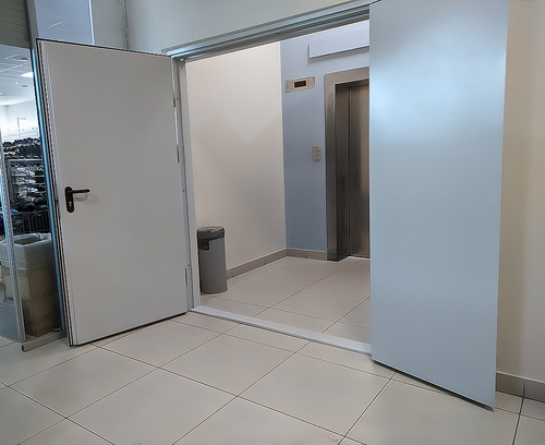 Дверь с двумя створками Дверь с двумя створками