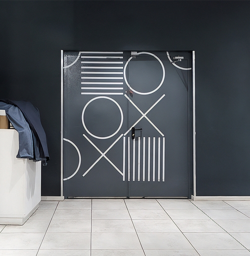 Дверь в магазине одежды Дверь в магазине одежды