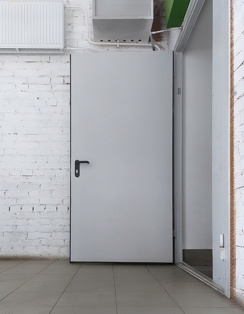 Дверь на входе в магазин Дверь на входе в магазин