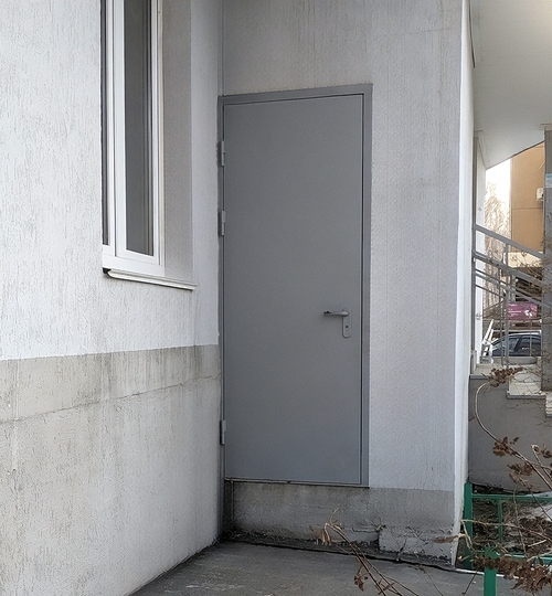 Узкая дверь в МКД Узкая дверь в МКД