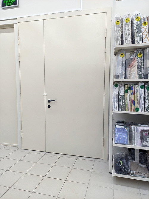 Полуторная дверь в магазине Полуторная дверь в магазине