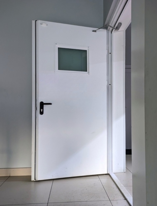 Дверь полуторной конструкции Дверь полуторной конструкции