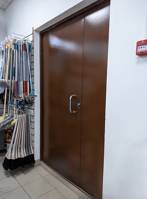 Техническая дверь в магазине Техническая дверь в магазине