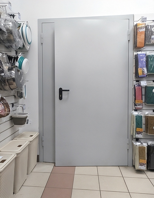 Дверь в комнату персонала Дверь в комнату персонала