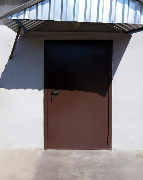 Широкая коричневая дверь Широкая коричневая дверь