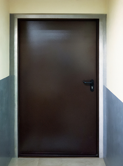 Широкая коричневая дверь Широкая коричневая дверь