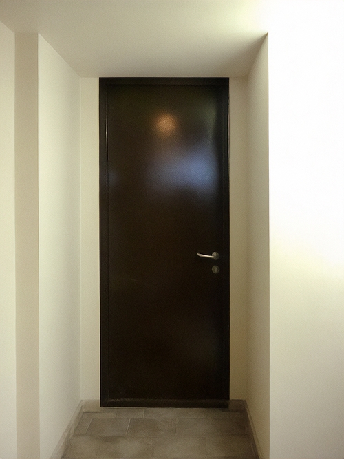 Узкая стальная дверь Узкая стальная дверь