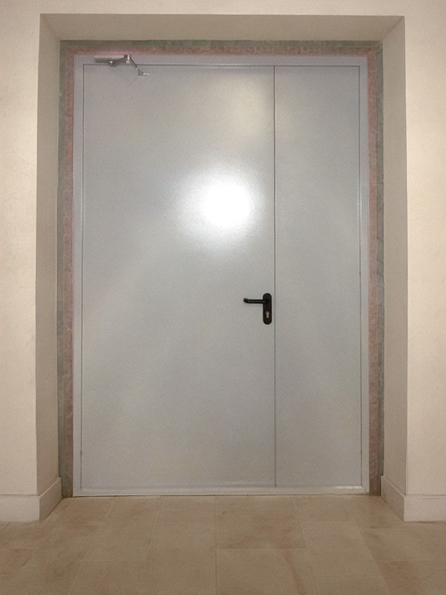 Полуторная серая дверь Полуторная серая дверь