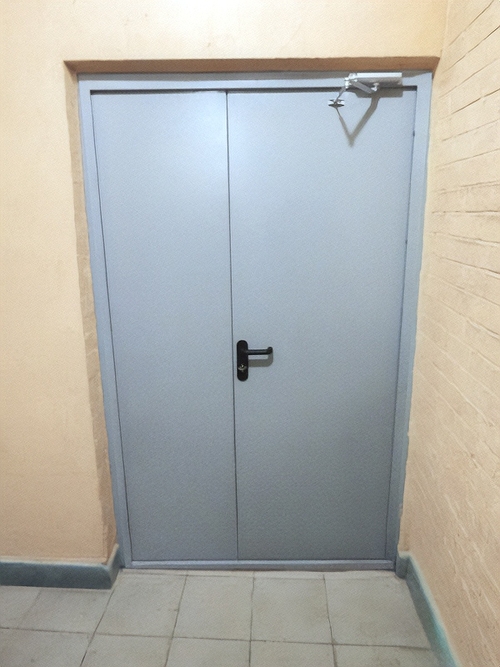 Двупольная дверь с доводчиком Двупольная дверь с доводчиком