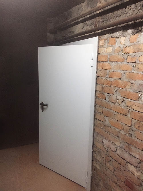 Дверь в подвальном помещении Дверь в подвальном помещении