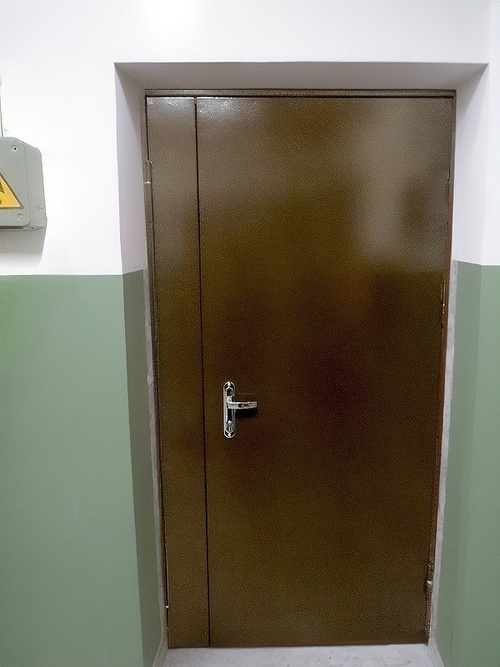 Коричневая стальная дверь Коричневая стальная дверь