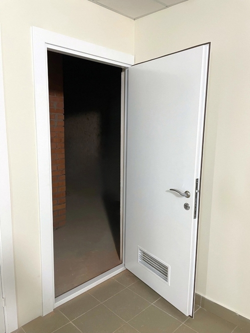 Дверь с вент.решеткой Дверь с вент.решеткой