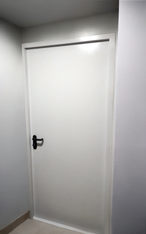 Дверь белого цвета Дверь белого цвета