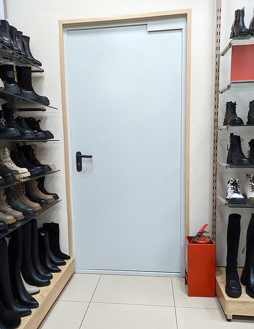 Служебная дверь в обувном магазине Служебная дверь в обувном магазине