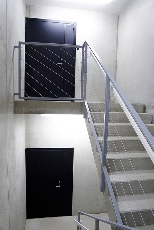 Двери на лестничной клетке Двери на лестничной клетке