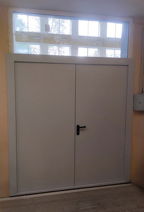 Двустворчатая серая дверь Двустворчатая серая дверь