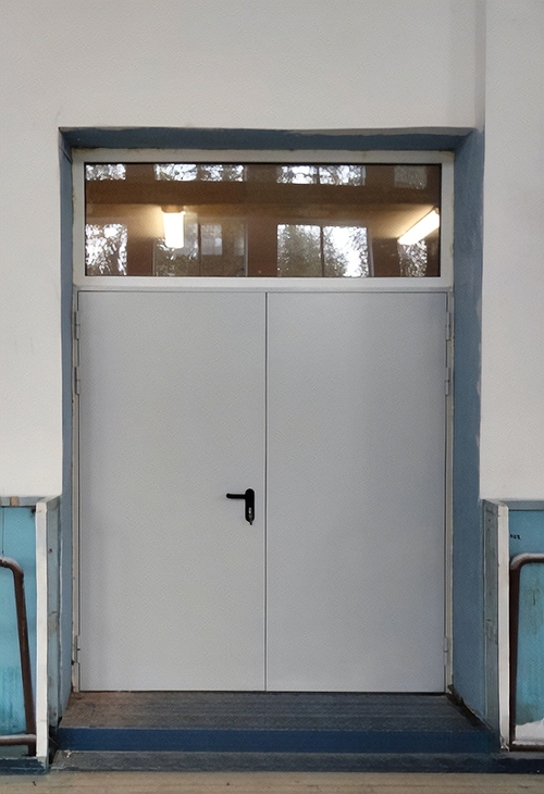 Двустворчатая серая дверь Двустворчатая серая дверь